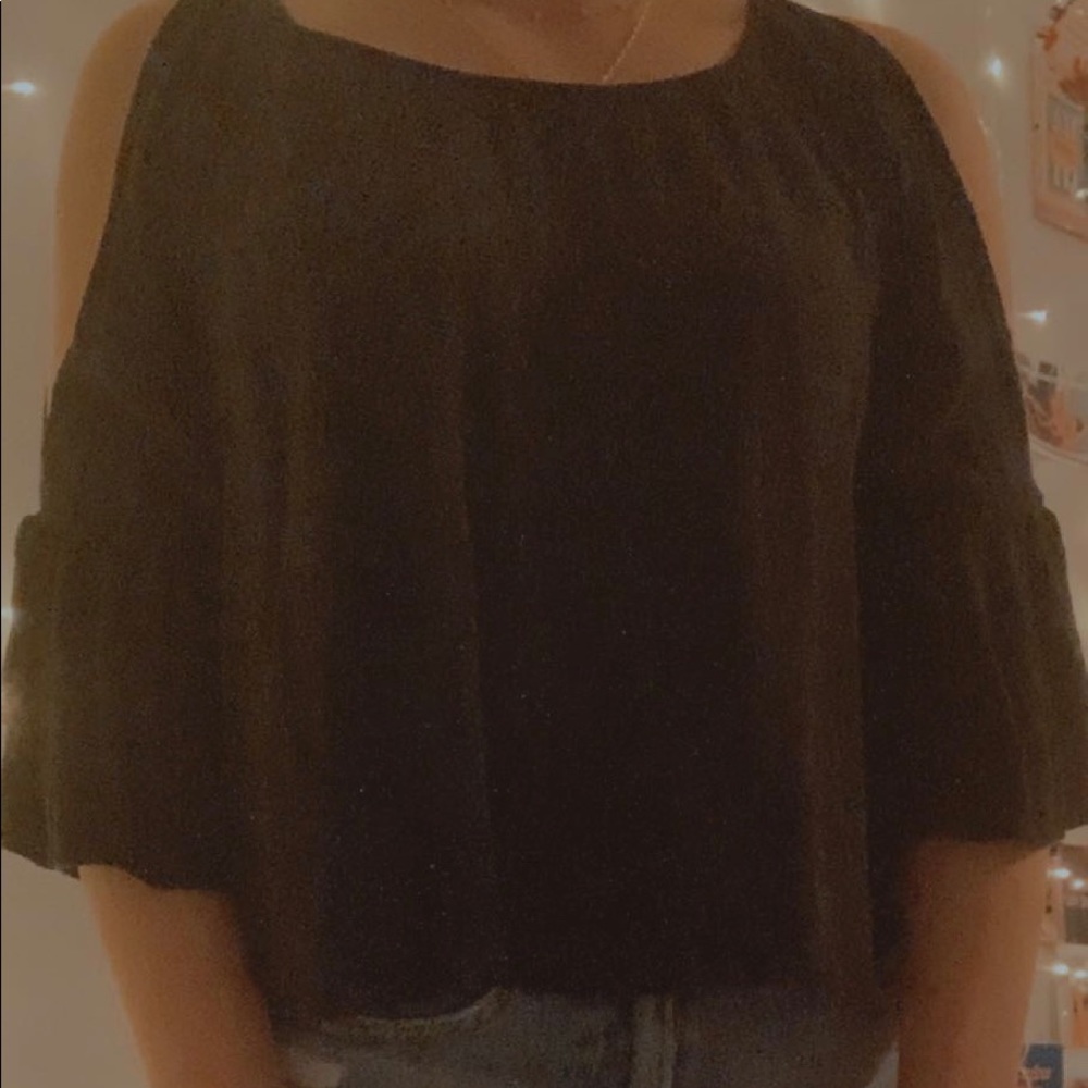 cute flappy black shirt with cute in sleeves!!